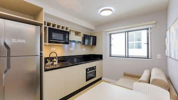 Apartamento | Cozinha privada | Micro-ondas, talheres/pratos/utensílios de cozinha