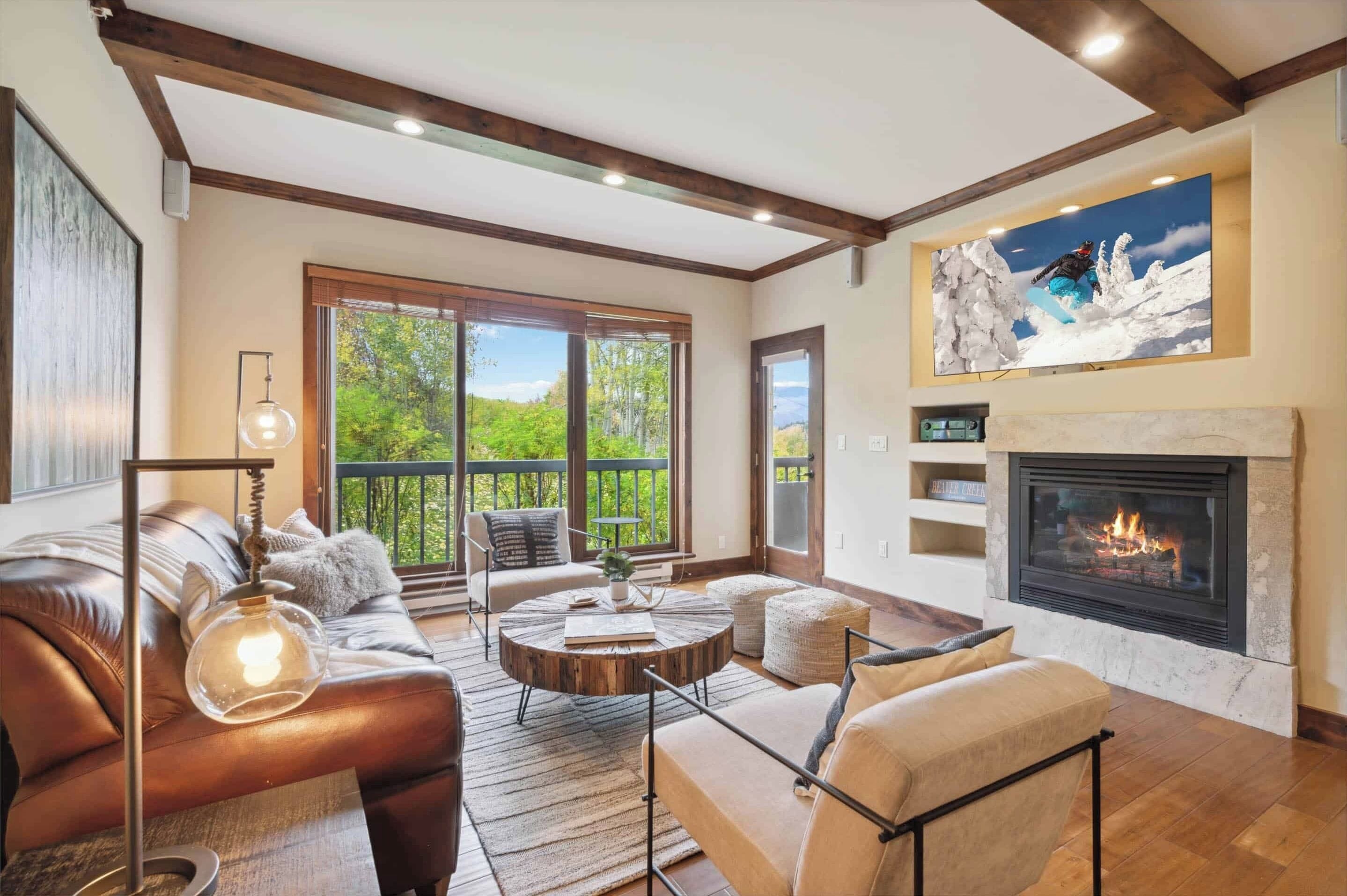 Televisión y chimenea 