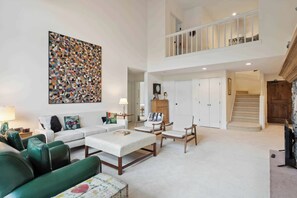 TV, fireplace - Upper Borders 402 (Avon)