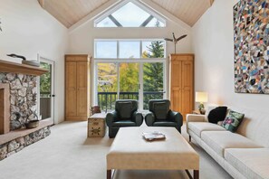 TV, fireplace - Upper Borders 402 (Avon)