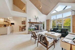 TV, fireplace - Upper Borders 402 (Avon)