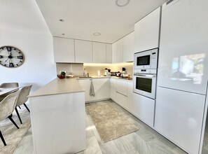 Kühlschrank, Mikrowelle, Ofen, Geschirrspüler