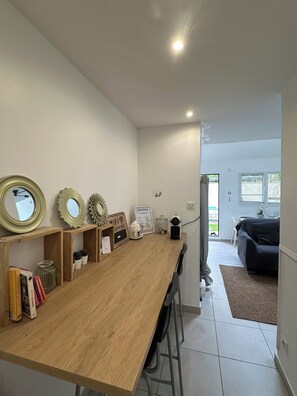 1 slaapkamer, een strijkplank/strijkijzer, wifi, beddengoed