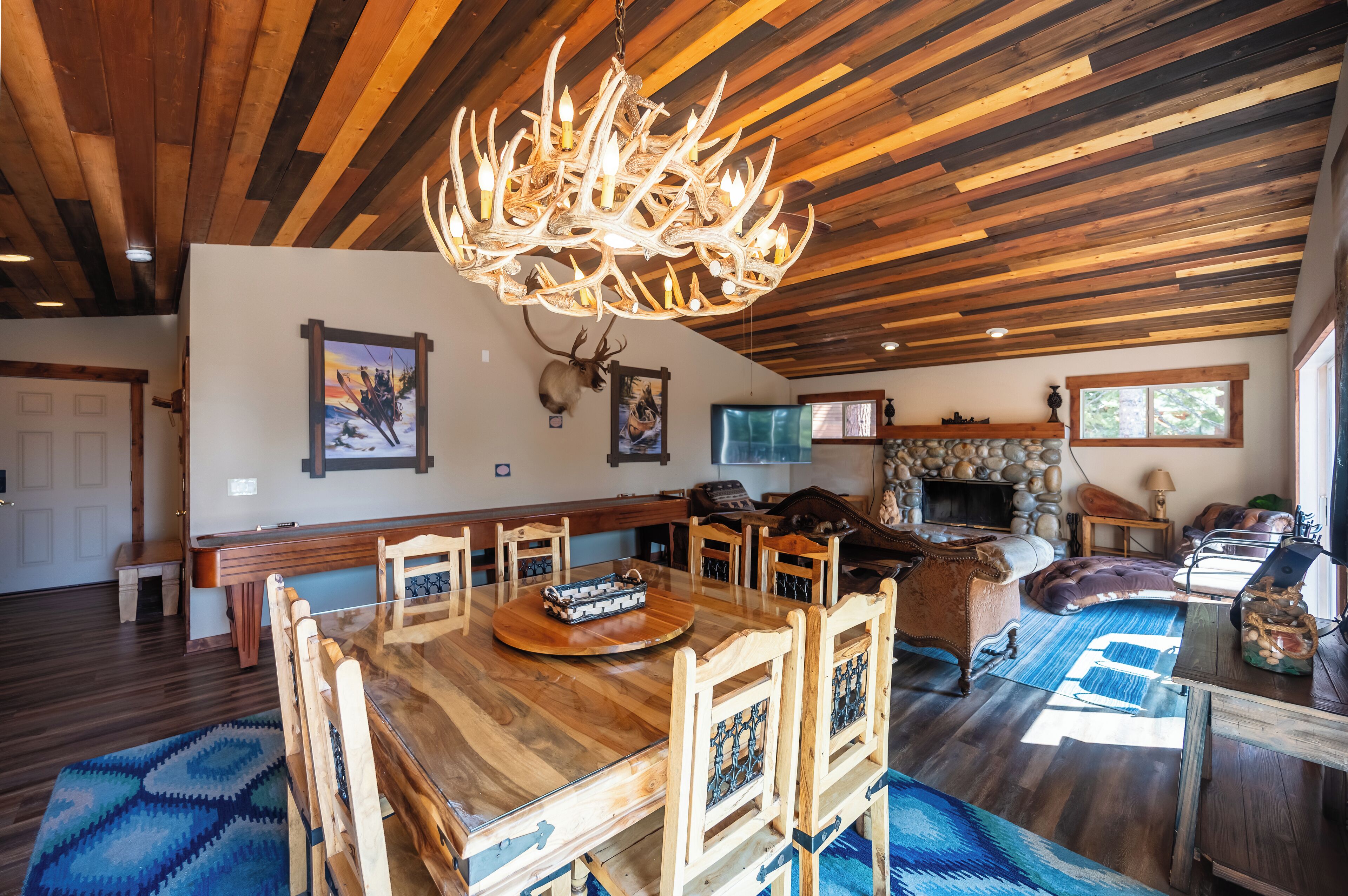★ Spacious home 2 blocks away from Lake Tahoe with hot tub and pool table
