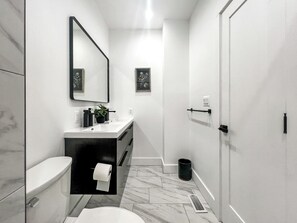Douche, sèche-cheveux, serviettes fournies, savon