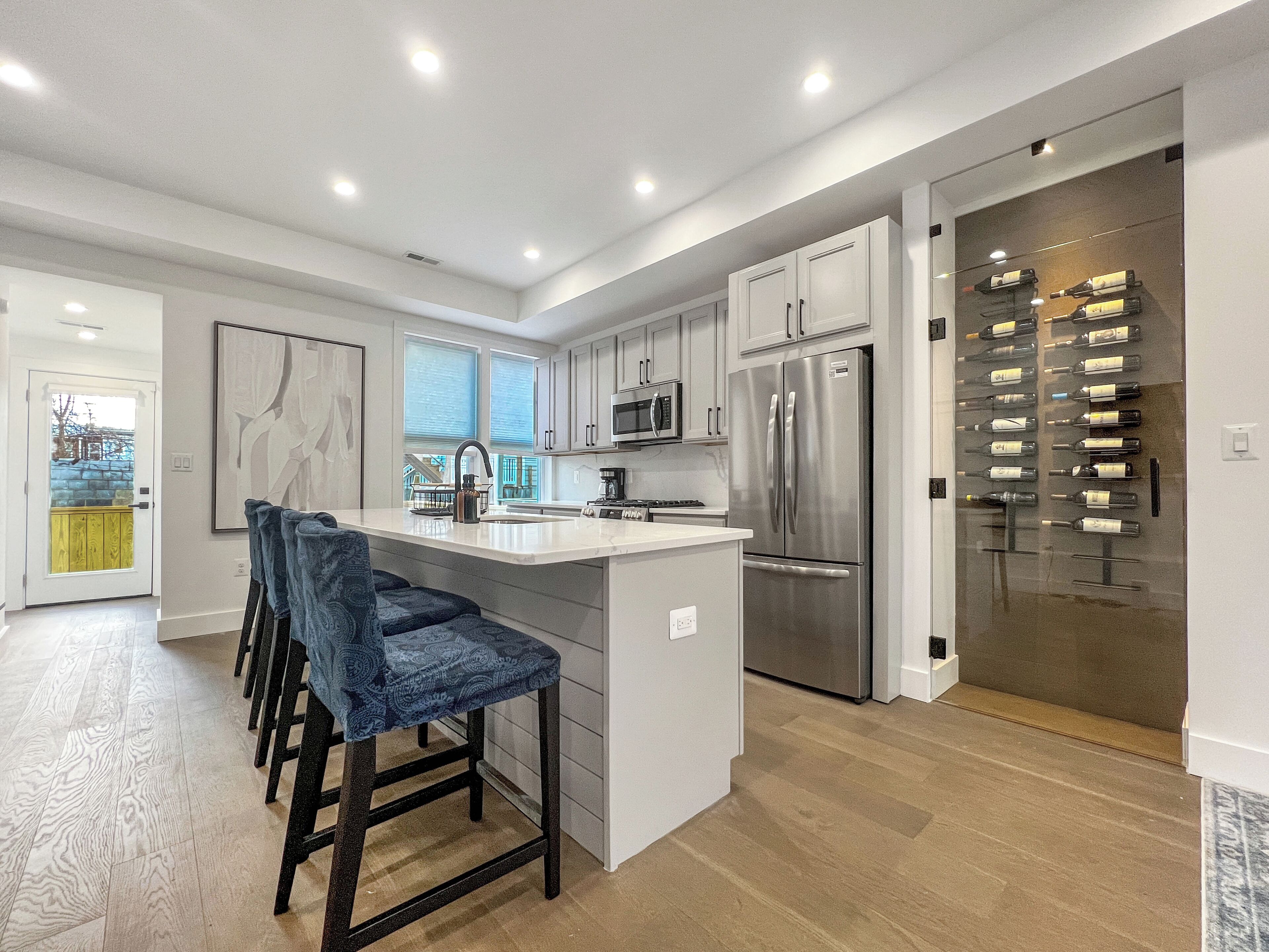 ثلاجة، ميكروويف، غسالة أطباق، مستلزمات طهي/أطباق/أوعية