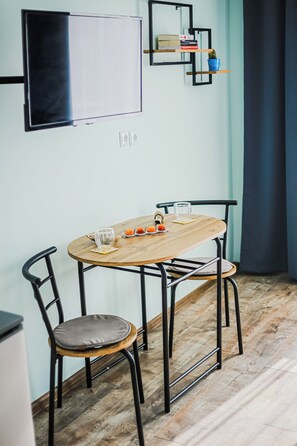 Dining - 5 Min. vom Strand, Mineralwasser Pool, Budget Zimmer mit Großem Balkon (Varna)