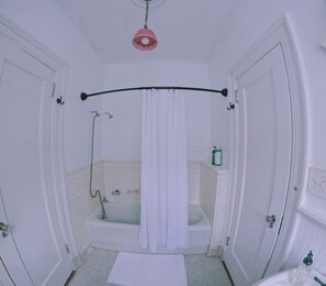 Haartrockner, Handtücher, Seife, Toilettenpapier