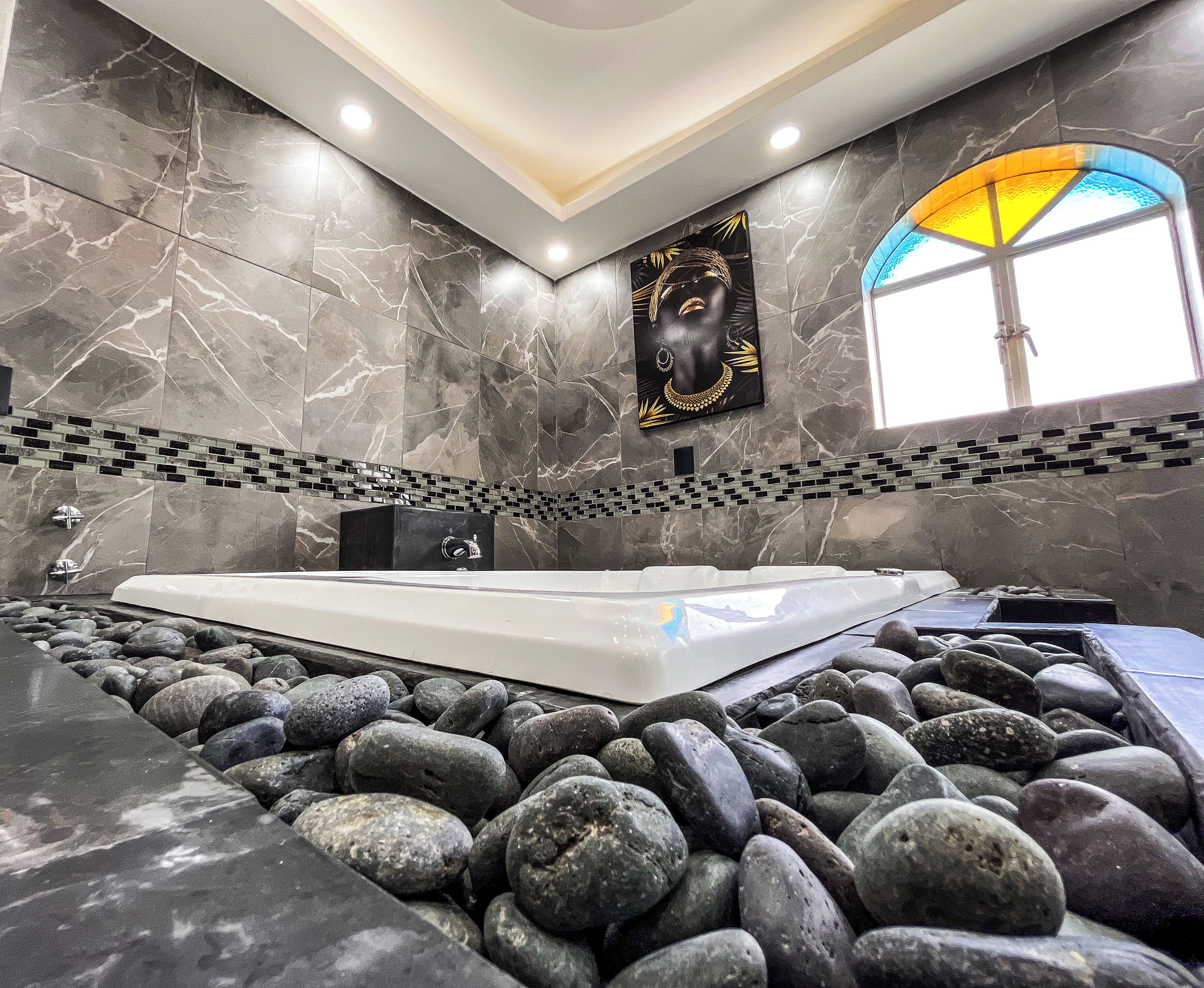 Habitación romántica, vista al patio | Baño | Regadera, regadera tipo lluvia, toallas, jabón 