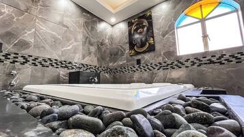 Habitación romántica, vista al patio | Baño | Regadera, regadera tipo lluvia, toallas, jabón