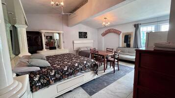 Quarto luxo, várias camas, para fumantes, vista para o jardim | Edredons de pluma, Wi-Fi de cortesia
