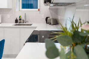 冰箱、微波炉、烤箱、炉灶