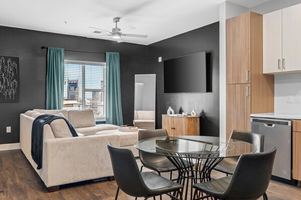 Living area - The Hollywood Suite The Gulch (Nashville)