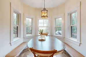 Dining - NEW BUILD! Mountain views, minutes from Squam's Sandwich Beach and boat ramp!  (Center Sandwich)