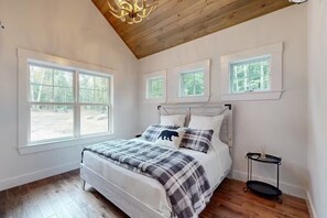 6 bedrooms, iron/ironing board, WiFi, bed sheets