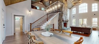 NEW BUILD! Mountain views, minutes from Squam's Sandwich Beach and boat ramp! 