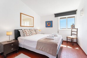 3 habitaciones, tabla de planchar con plancha, wifi y ropa de cama 