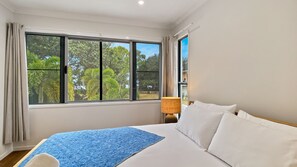 3 bedrooms, bed sheets - Picnic Point - Holiday home near Picnic Bay Foreshore (Picnic Bay)