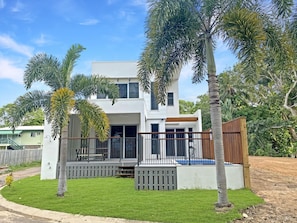 A modern two-story house with a fenced deck, a swimming pool, and a well-maintained lawn. - Picnic Point (Picnic Bay)