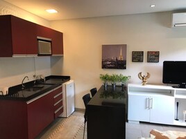 Frigobar, microondas, placa de cocina, lavavajillas