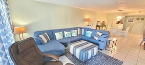 Leilighet, flere senger, balkong (Saida Towers IV #303) | Oppholdsområde | En 65-tommers Flatskjerm-TV med digitale kanaler