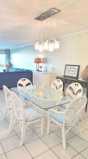 콘도, 침대(여러 개), 발코니 (Saida Towers IV #303) | 다이닝