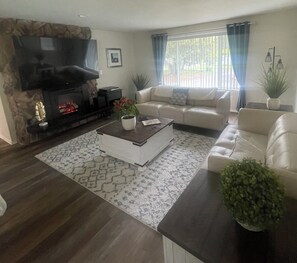 Smart-TV, Kamin, Videospiele, Tischfußball