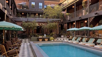 Kauden mukainen ulkouima-allas