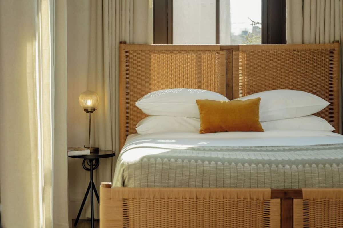 Standard Queen | Minibar, in-room safe, free cribs/infant beds, free WiFi