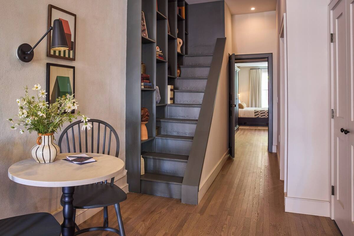 Townhouse Suite | Minibar, in-room safe, free WiFi, bed sheets