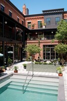 Una piscina al aire libre de temporada