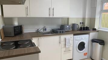 Maison | Cuisine privée | Réfrigérateur, micro-ondes, four, plaque de cuisson