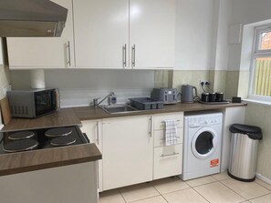 Maison | Cuisine privée | Réfrigérateur, micro-ondes, four, plaque de cuisson