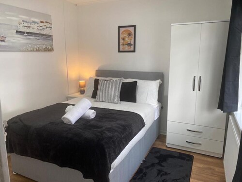 Birmingham - 4BR - Sleeps 9 - Parking - Garden