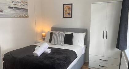 Birmingham - 4BR - Sleeps 9 - Parking - Garden