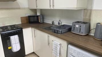House | Private kitchen | Fridge, microwave, oven, stovetop