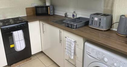 Birmingham - 4BR - Sleeps 9 - Parking - Garden