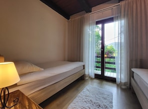 2 bedrooms, iron/ironing board, internet - Holiday Home with Three Bedrooms and Garden (Karlobag)