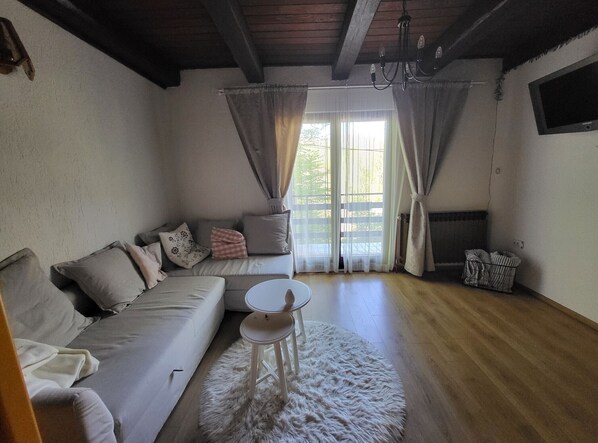 TV - Holiday Home with Three Bedrooms and Garden (Karlobag)