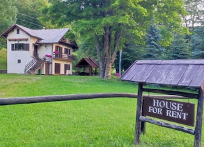 Exterior - Holiday Home with Three Bedrooms and Garden (Karlobag)
