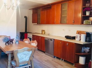 Kjøleskap, ovn, oppvaskmaskin og kaffetrakter/tekoker