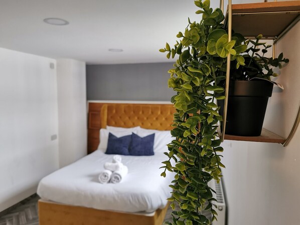 Tabla de planchar con plancha, wifi gratis y ropa de cama