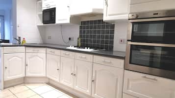 Lemari es, microwave, oven, dan kompor