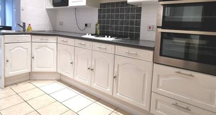 Captivating 6-bed House in Havant With Parking