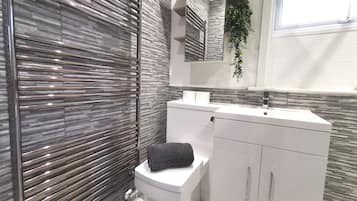 Kombinasi shower/bathtub, bathtub besar, pengering rambut, dan handuk