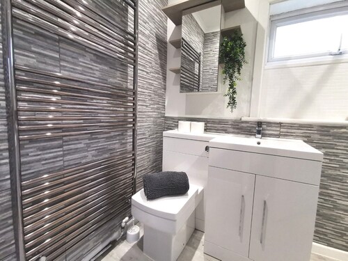 Captivating 6-bed House in Havant With Parking