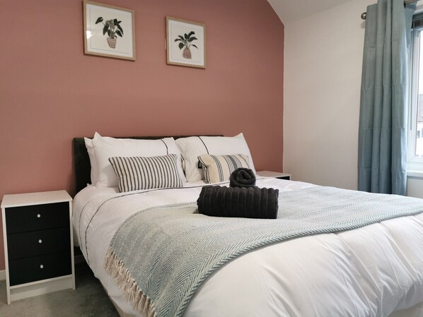 6 bedrooms, iron/ironing board, free WiFi, bed sheets - Captivating 6-bed House in Havant With Parking (Havant)