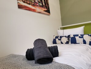 6 bedrooms, iron/ironing board, free WiFi, bed sheets - Captivating 6-bed House in Havant With Parking (Havant)