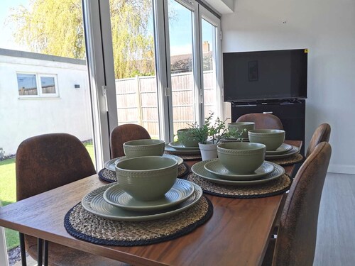 Captivating 6-bed House in Havant With Parking