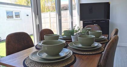 Captivating 6-bed House in Havant With Parking